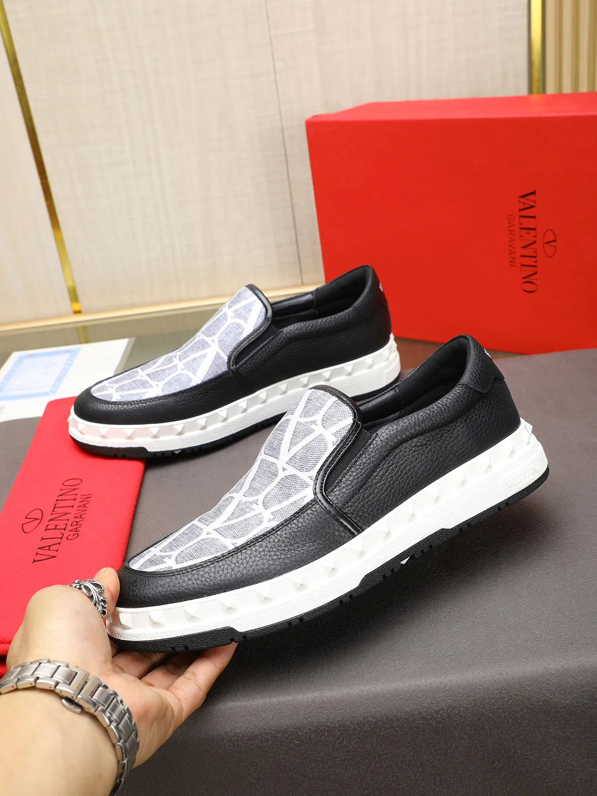 Men's shoes 💰440 Valentino "VALENTINO" hot sale ❤️ Counters ship at the same time 1:1 👏 Imported cowhide + waterproof fabric + leather lining 🐂 Casual fashion shoes Exquisite workmanship Original original outsole 38-44 (45 customized, non-refundable)